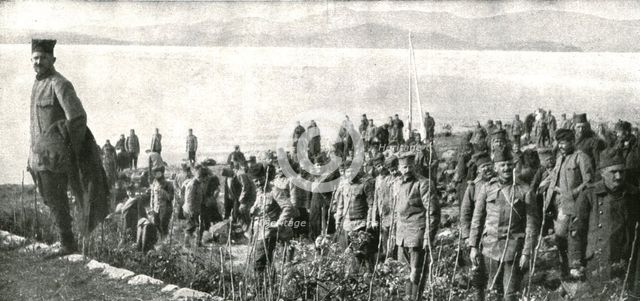 ''Corfou, Base Serbe; Les premiers soldats serbes debarques sur la plage', 1916 (1924) Creator: Unknown.