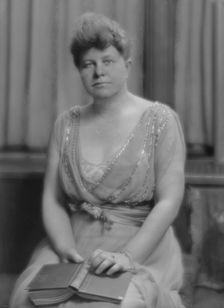 Cosgrave, John O'Hara, Mrs., portrait photograph, 1916. Creator: Arnold Genthe