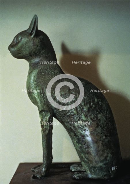 Cat figurine in bronze.