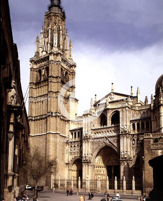 Cathedral of Santa Maria de Toledo, view of the tower and the door of forgiveness.