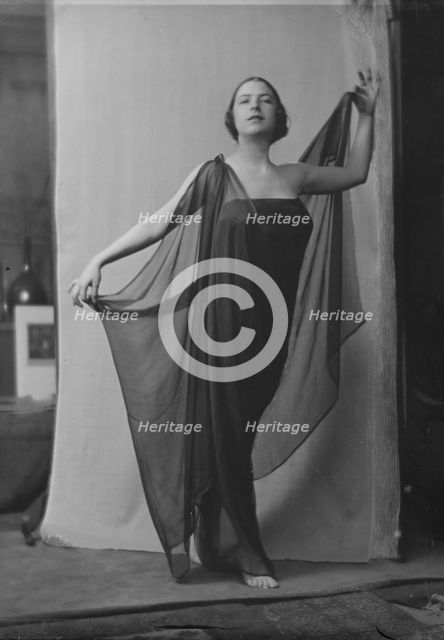 Cavaugh, Lucile, Miss, portrait photograph, 1917 May 10. Creator: Arnold Genthe.
