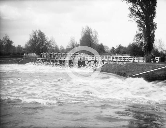 Caversham New Weir, Caversham, Reading, Berkshire, 1883. Artist: Henry Taunt