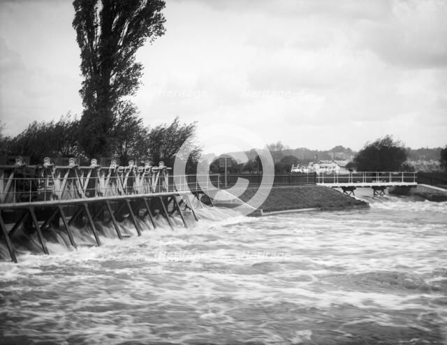Caversham New Weir, Caversham, Reading, Berkshire, 1883. Artist: Henry Taunt