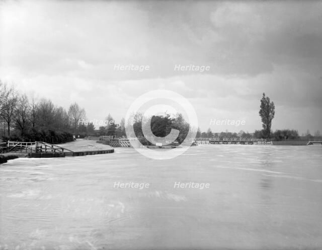 Caversham Lock, Caversham, Reading, Berkshire, 1883. Artist: Henry Taunt