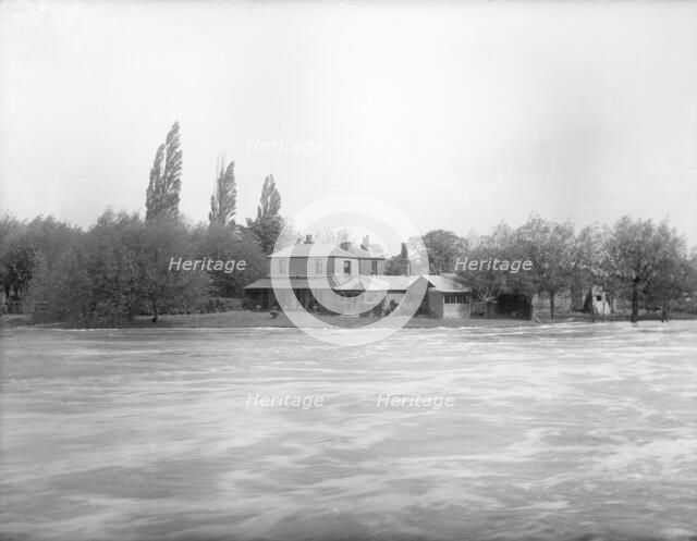 Caversham Weir, Caversham, Reading, Berkshire, 1883. Artist: Henry Taunt