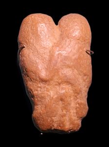 Calcite statuette showing two humans in an embrace, 30th century BC