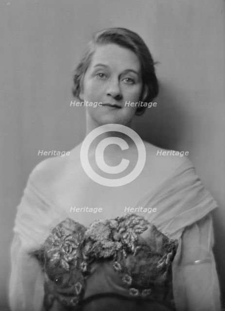 Calhoun, Catherine, Miss, portrait photograph, 1917 May 25. Creator: Arnold Genthe.
