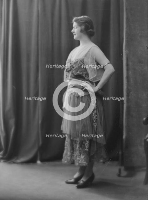 Calhoun, Catherine, Miss, portrait photograph, 1917 May 25. Creator: Arnold Genthe.