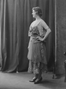 Calhoun, Catherine, Miss, portrait photograph, 1917 May 25. Creator: Arnold Genthe