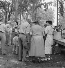 "California Day," a picnic in town park on the Rogue River, Grants Pass, Oregon, 1939. Creator: Dorothea Lange