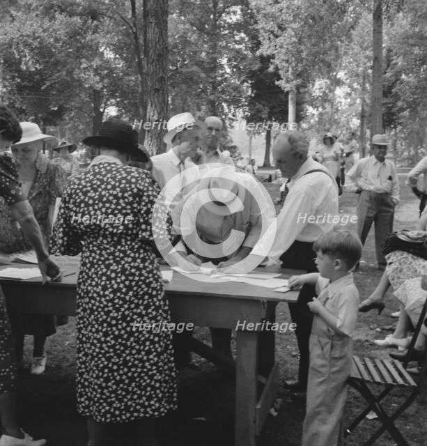 "California Day," a picnic in town park on the Rogue River, Grants Pass, Oregon, 1939. Creator: Dorothea Lange.