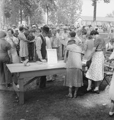 "California Day," a picnic in town park on the Rogue River, Grants Pass, Oregon, 1939. Creator: Dorothea Lange