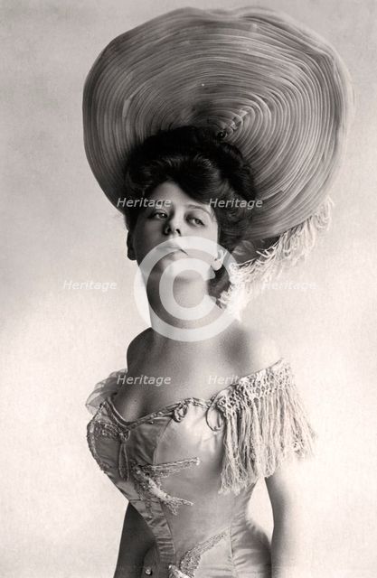 Camille Clifford (1885-1971), Belgian actress, 1905.Artist: Rotary Photo