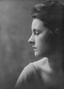 Campbell, Dorothy, Miss, portrait photograph, 1917 June 20. Creator: Arnold Genthe