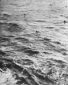 Canonne, pius torpille en mer; Les survivants de l'equipage du L-7 nagent vers le sous-marin anglai Creator: Unknown