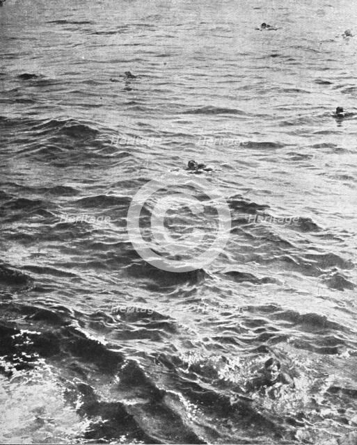 'Canonne, pius torpille en mer; Les survivants de l'equipage du L-7 nagent vers le sous-marin anglai Creator: Unknown.