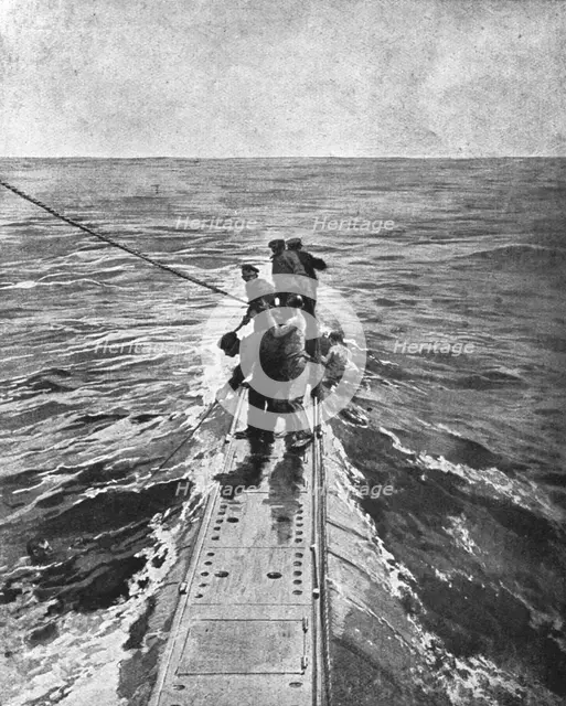 'Canonne, pius torpille en mer; Sur le pont du sous-marin anglais: les matelots lancent des cordages Creator: Unknown.