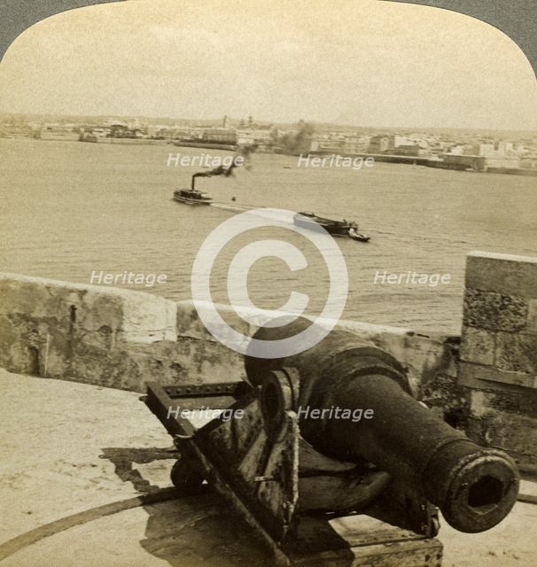 Cannon, Morro Castle, Havana, Cuba.Artist: Underwood & Underwood