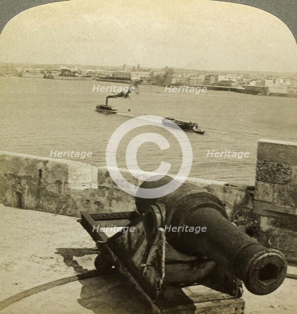 Cannon, Morro Castle, Havana, Cuba.Artist: Underwood & Underwood