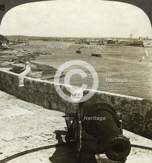 Cannon, Morro Castle, Havana, Cuba.Artist: Underwood & Underwood
