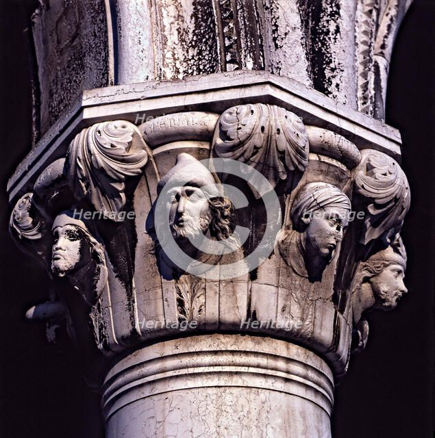 Capital decorated, Ducal Palace, located in the lower gallery.
