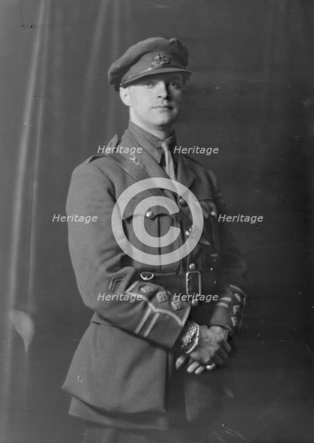 Captain Bruce Bainsfather [sic], portrait photograph, 1918 Oct. 8. Creator: Arnold Genthe.