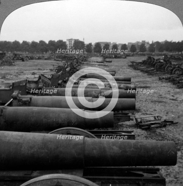 Captured German guns, Brussels, Belgium, World War I, 1914-1918.Artist: Realistic Travels Publishers
