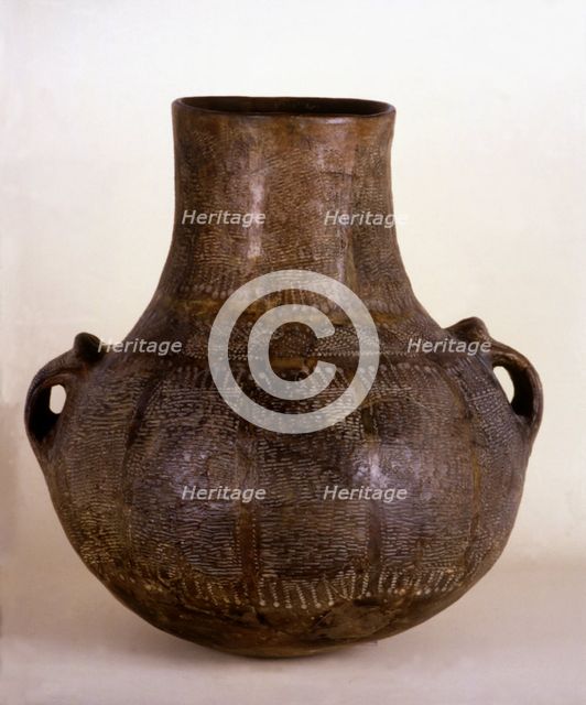 Cardium vessel with decoration in bands, from the Cova de l'Or (Beniarrés, Alicante). Globe shape…