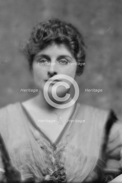 Carlyle, Grace, Miss, portrait photograph, 1914 Sept. 30. Creator: Arnold Genthe.