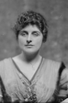 Carlyle, Grace, Miss, portrait photograph, 1914 Sept. 30. Creator: Arnold Genthe