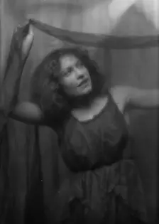 Carmen, Karline, Miss, portrait photograph, 1913. Creator: Arnold Genthe