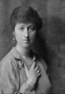 Carpender, Sidney, Mrs., portrait photograph, 1915 Jan. 27. Creator: Arnold Genthe