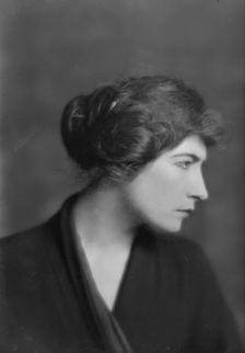 Carr, H.C., Mrs. (Dorothy Dunn), portrait photograph, between 1914 and 1918. Creator: Arnold Genthe