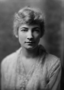 Carr, H.C., Mrs. (Dorothy Dunn), portrait photograph, between 1914 and 1918. Creator: Arnold Genthe