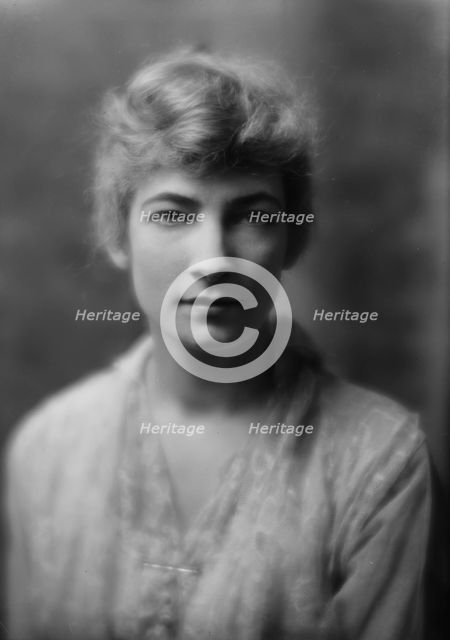 Carr, H.C., Mrs. (Dorothy Dunn), portrait photograph, between 1914 and 1918. Creator: Arnold Genthe.