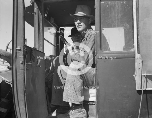 Carrot pullers from Texas in California, 1937. Creator: Dorothea Lange.