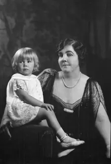 Carrington, Audrey, and daughter, portrait photograph, 1926 or 1927. Creator: Arnold Genthe