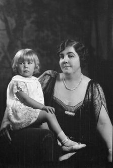 Carrington, Audrey, and daughter, portrait photograph, 1926 or 1927. Creator: Arnold Genthe