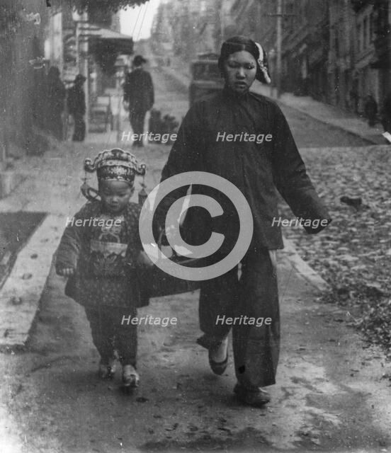 Carrying New Year's presents, Chinatown, San Francisco, between 1896 and 1906. Creator: Arnold Genthe.