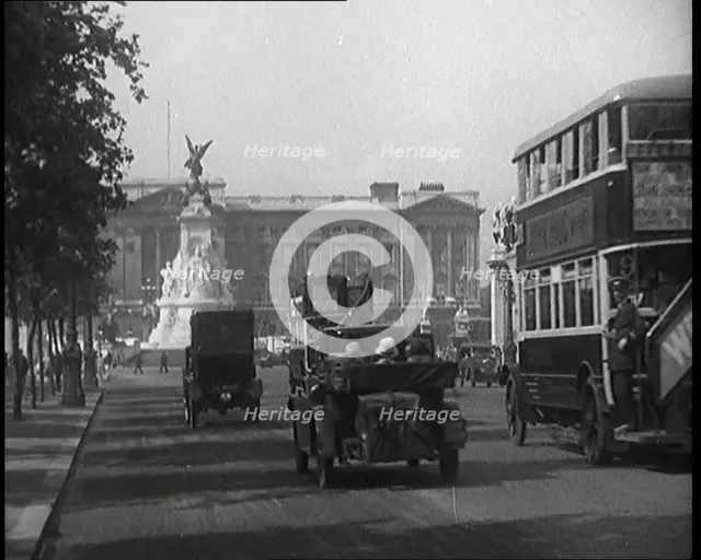 Cars And Buses Travelling Towards Buckingham Palace, 1927. Creator: British Pathe Ltd.