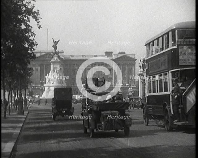 Cars And Buses Travelling Towards Buckingham Palace, 1927. Creator: British Pathe Ltd.
