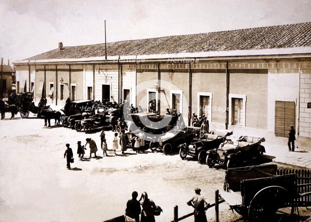Cars at the railway station to France in Girona, years 1916-1918.