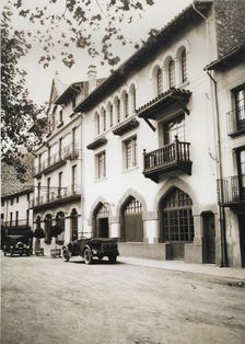 Cars parked in the Plaza de Camprodón (Girona), 1930