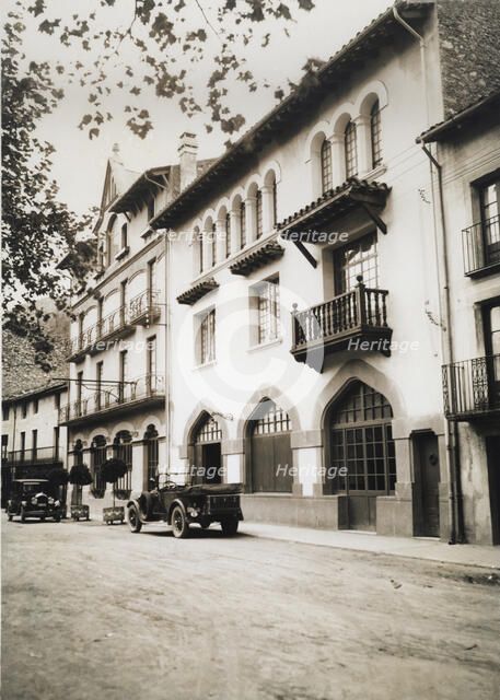 Cars parked in the Plaza de Camprodón (Girona), 1930.