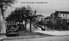 Cars parked on the Alphonse XIII walk in San Juan de Vilasar (Maresme), postcards from the 1920s