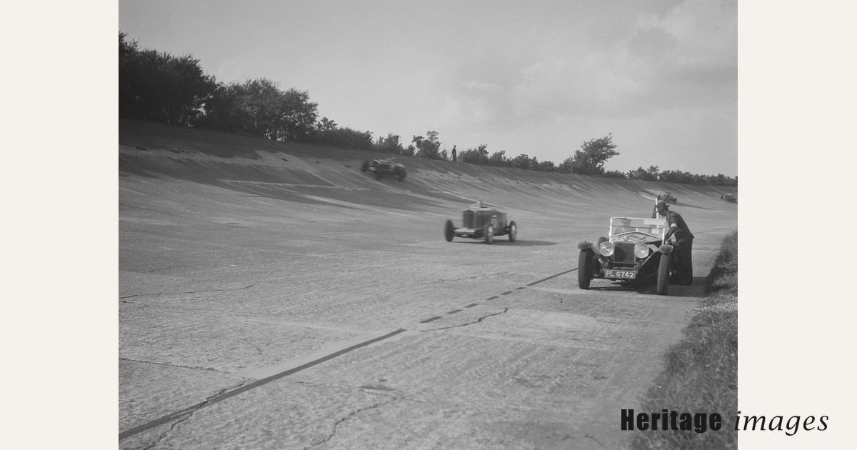 Cars racing on Byfleet Banking during the BRDC 500 Mile Race ...
