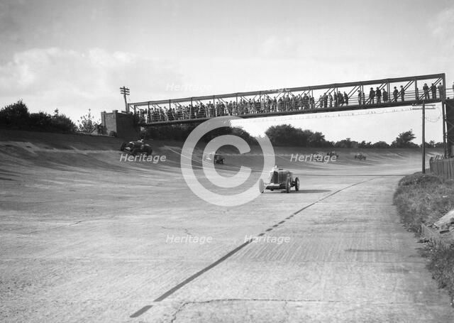 Cars racing on Byfleet Banking during the BRDC 500 Mile Race, Brooklands, 3 October 1931. Artist: Bill Brunell.