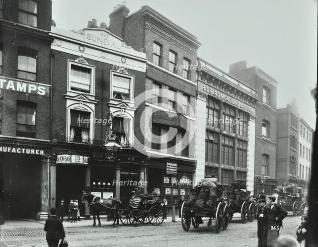 Carts outside the Sundial public house, Goswell Road, London, 1900. Artist: Unknown.