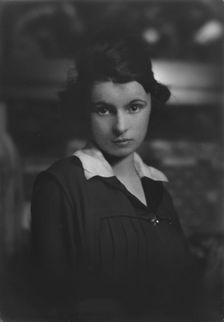 Castle, Miss, portrait photograph, 1917 Oct. 2. Creator: Arnold Genthe