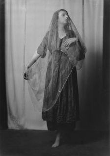 Castle, Miss, portrait photograph, 1917 Oct. 2. Creator: Arnold Genthe